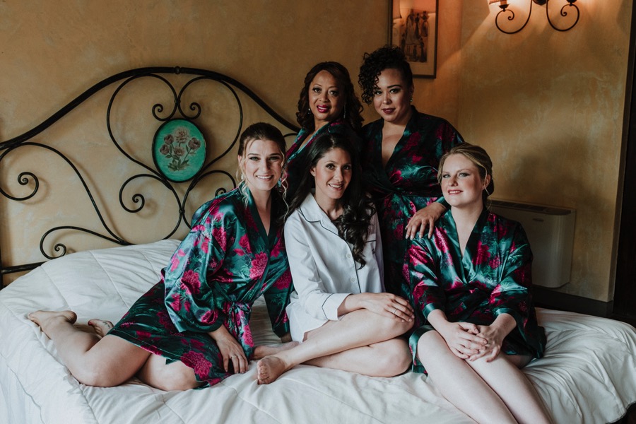 group picture of bride and bridesmaids beofre wedding in pozze di lecchi