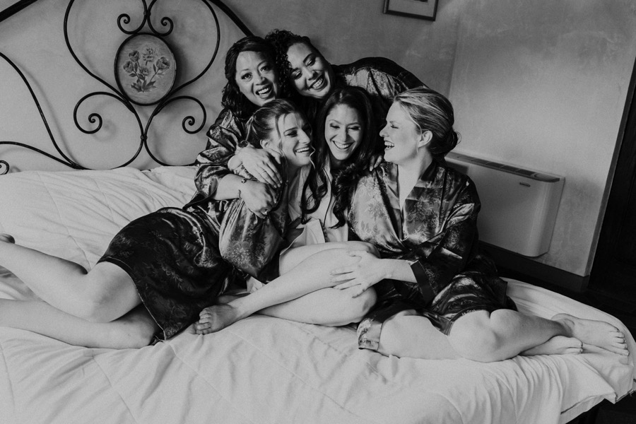 black and white group picture before wedding in pozze di lecchi