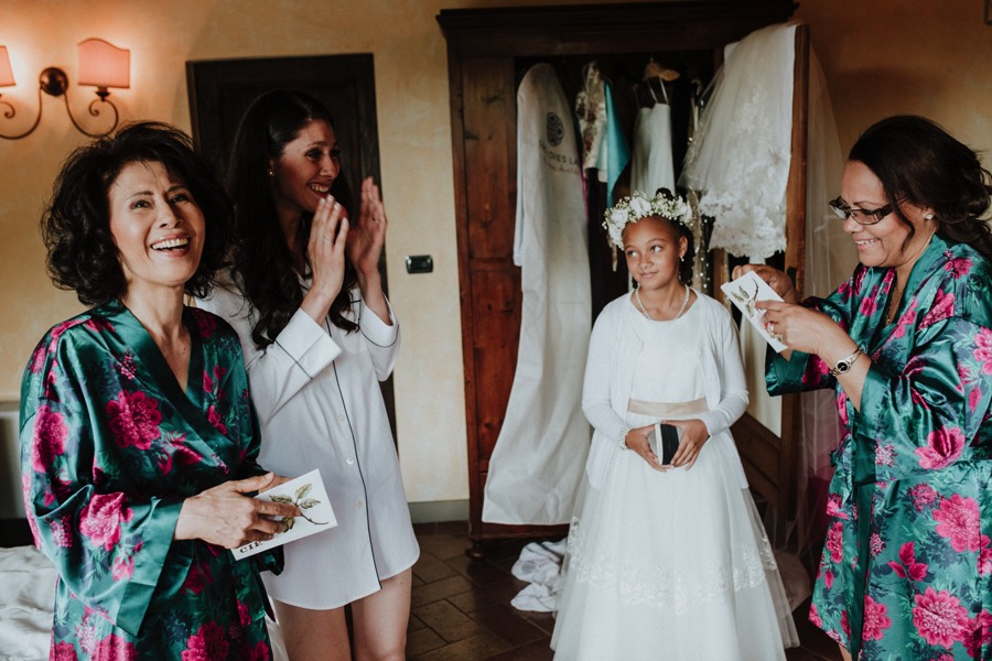bride and her mother getting ready pozze di lecchi