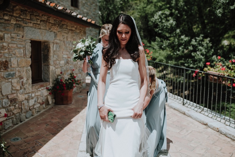 bride walking in pozze di lecchi tuscany