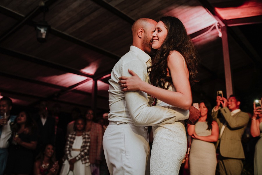 bride and groom dancing in pozze di lecchi
