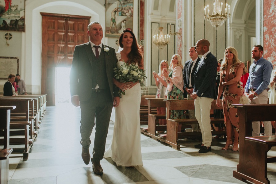 bride and her father arriving in Santa Trofimena church for her wedding