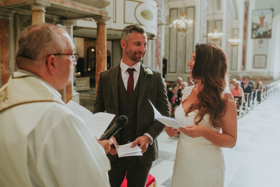 Bride and groom promises eternal love during wedding in Amalfi