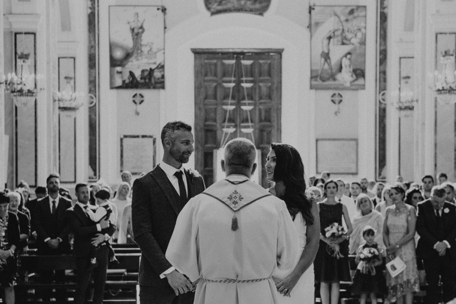 Black and white portrait of Bride and groom in Santa Trofimena Amalfi