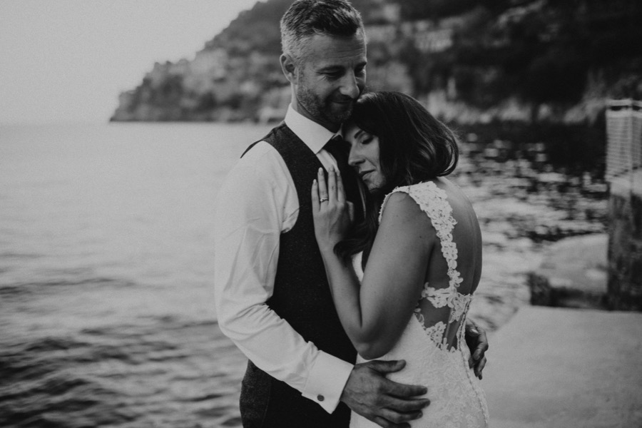 Black and white portrait of Bride and groom in Hotel Marmorata by the seaside