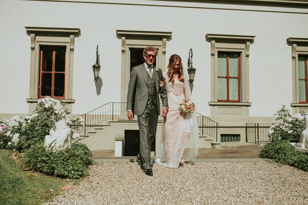bride and father walking down the garden of Villa Cora