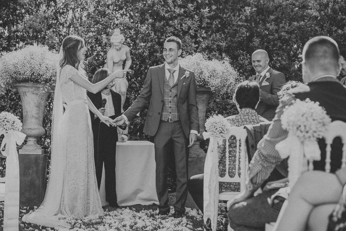 Destination wedding in the courtyard of Villa Cora black and white