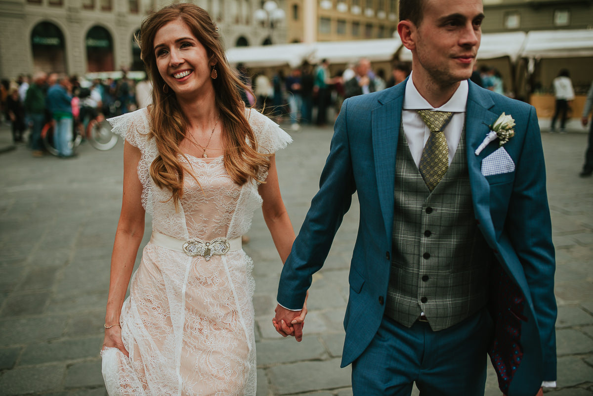 reportage portraits of bride and groom in Florence during a destination wedding