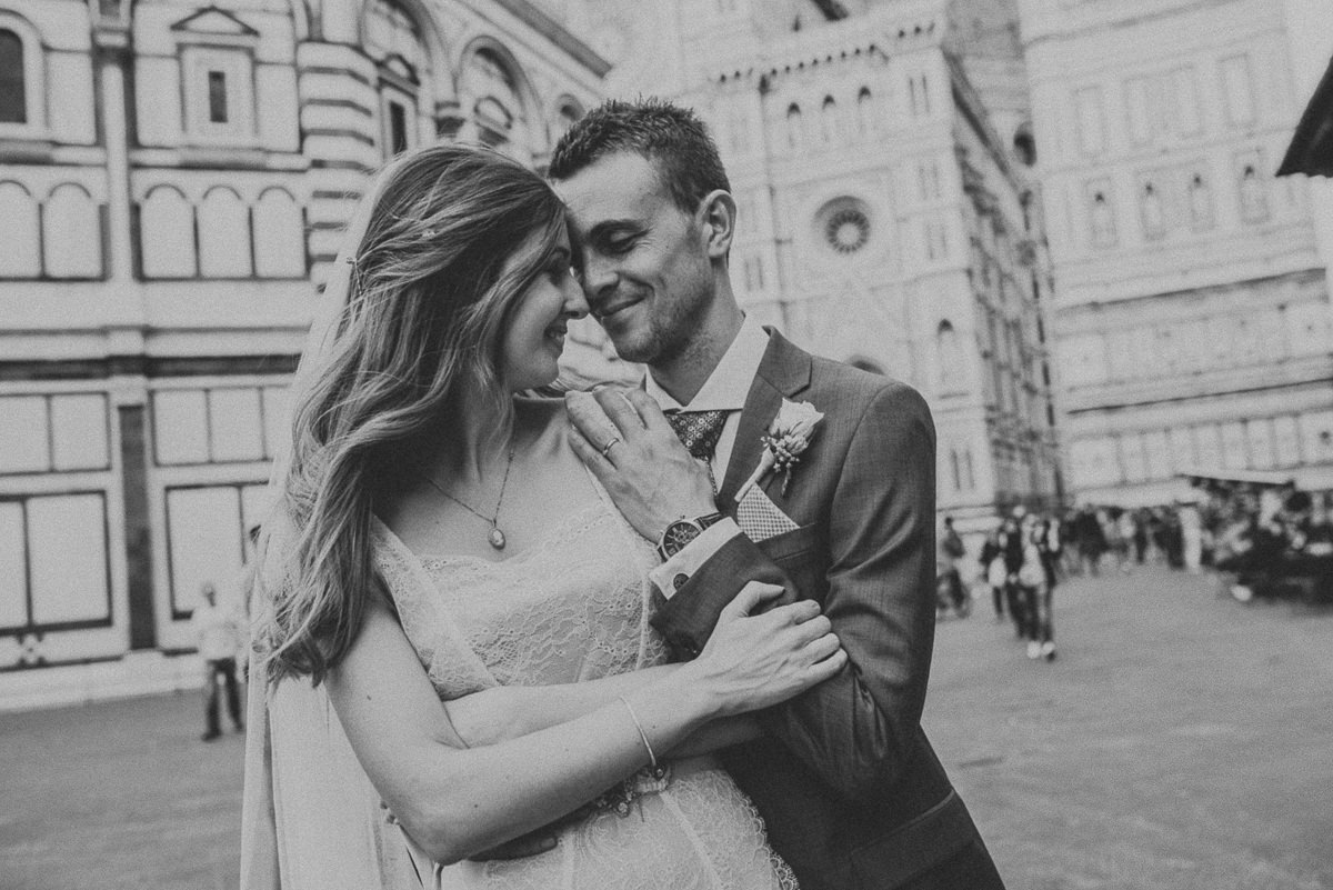 reportage portraits of bride and groom in Florence during a destination wedding