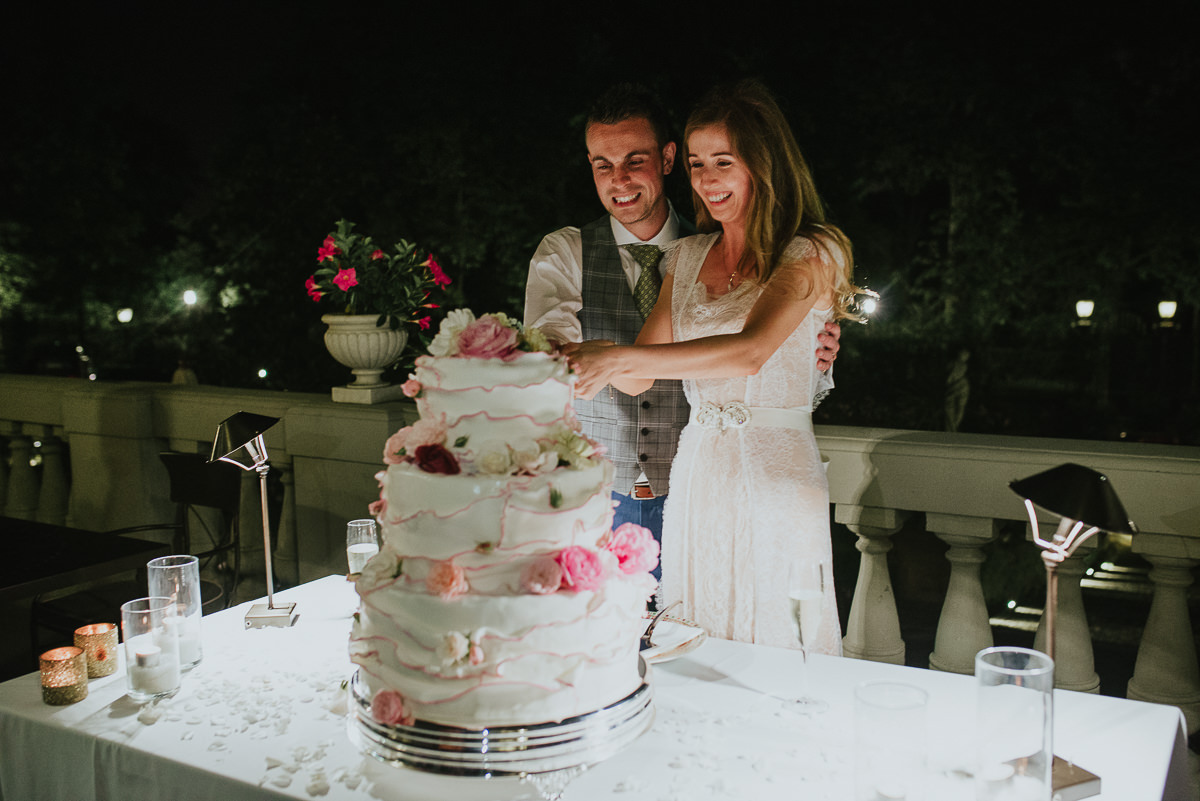bride and groom cutting the wedding cake in Villa Cora