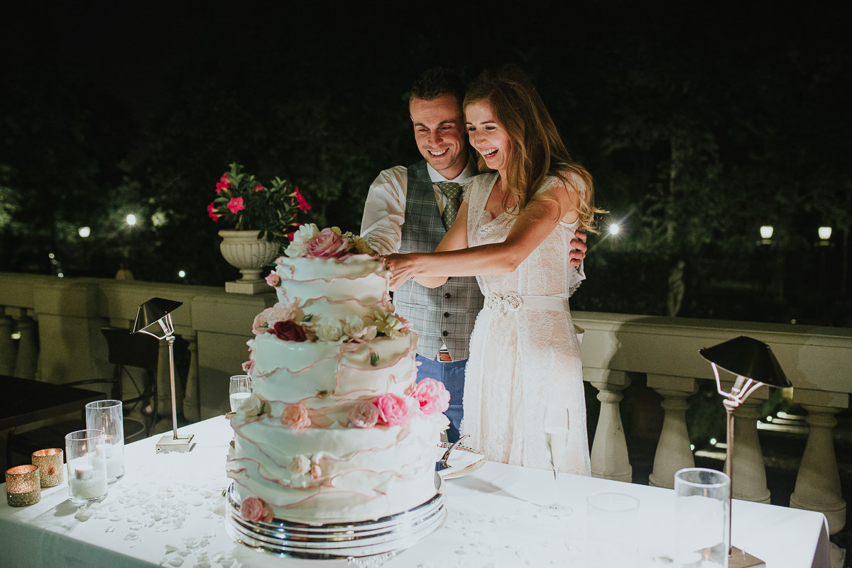 bride and groom cutting the wedding cake in Villa Cora