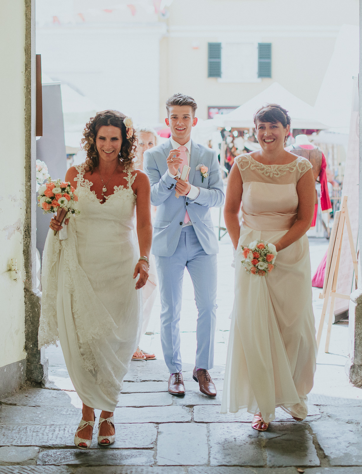bride arriving in Pontremoli's town hall with her son and bridesmaid