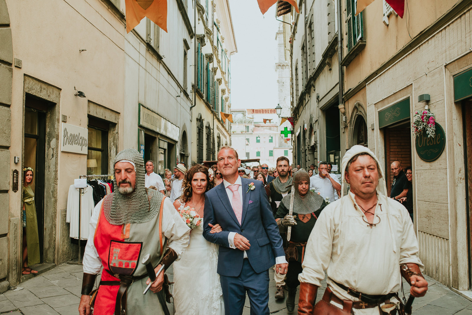 bride and groom newlywed walking down the streets of Pontremoli during medievalis