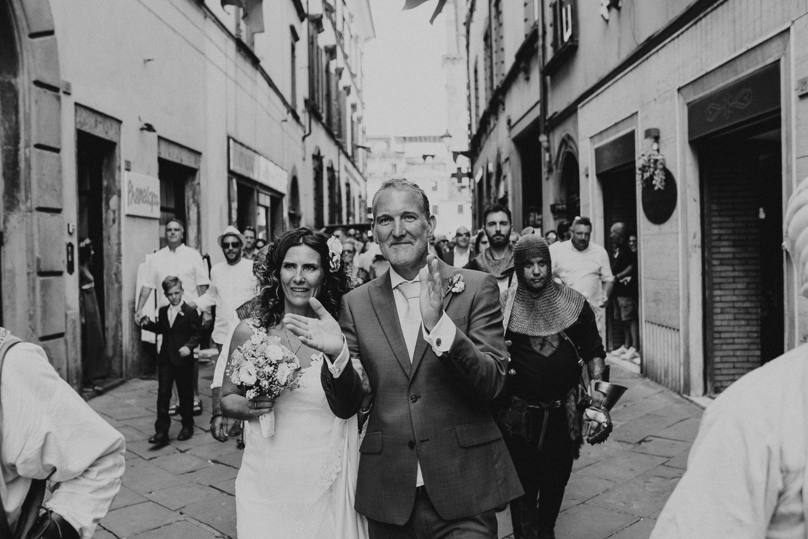 Black and white portrait of newlyweds walking in Pontremoli