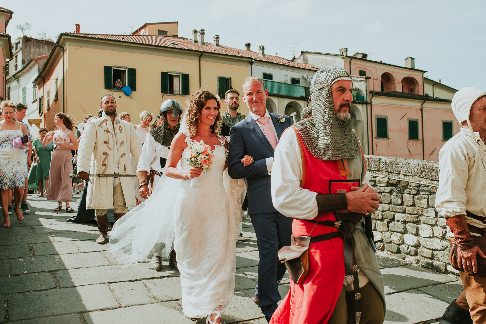 Newlywed couple walking on a bridge of Pontremoli during Medievalis