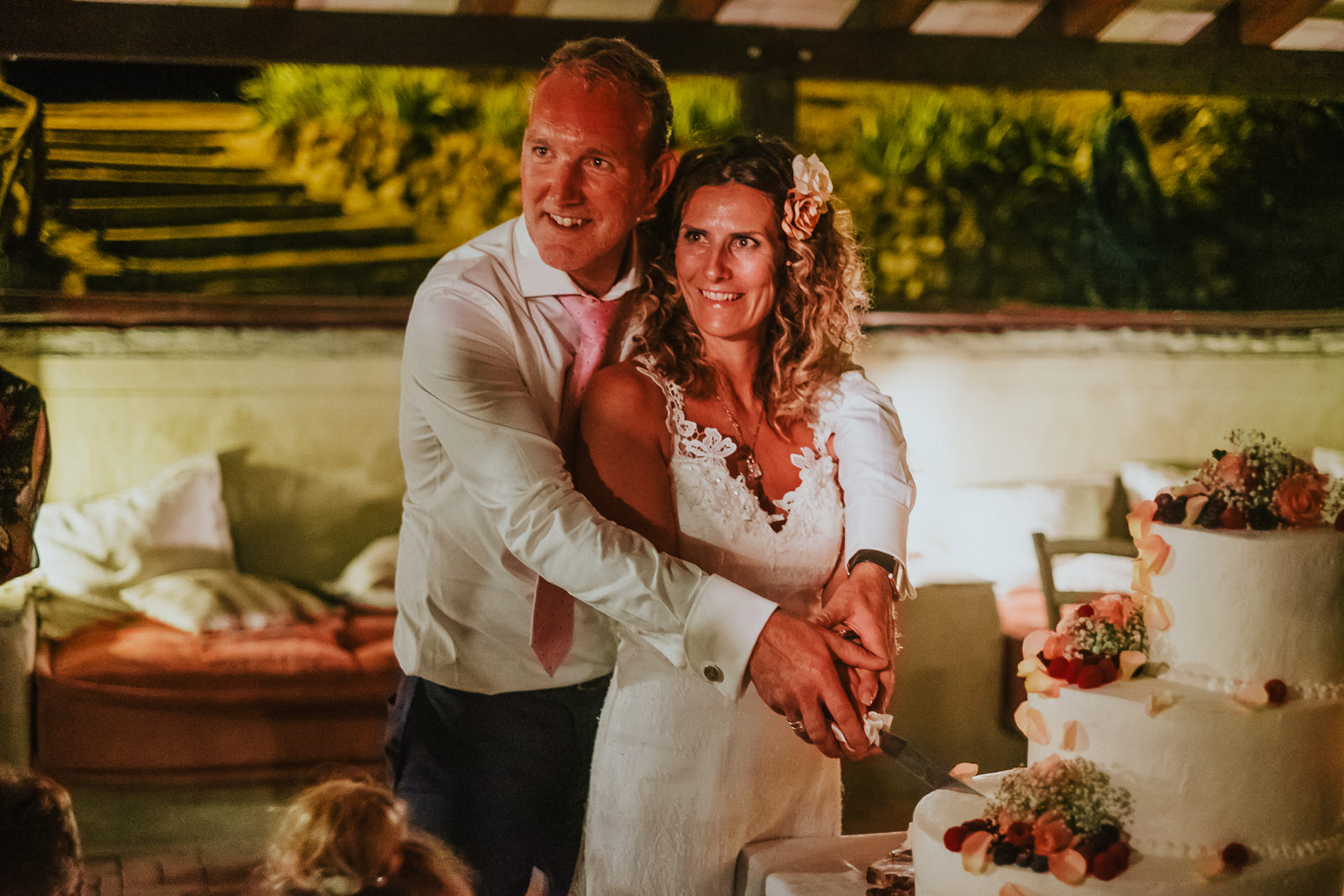 bride and groom cutting the cake in Podere Conti during their wedding