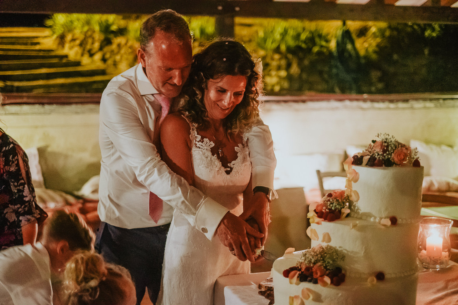 Cutting of the cake in Podere Conti destination wedding